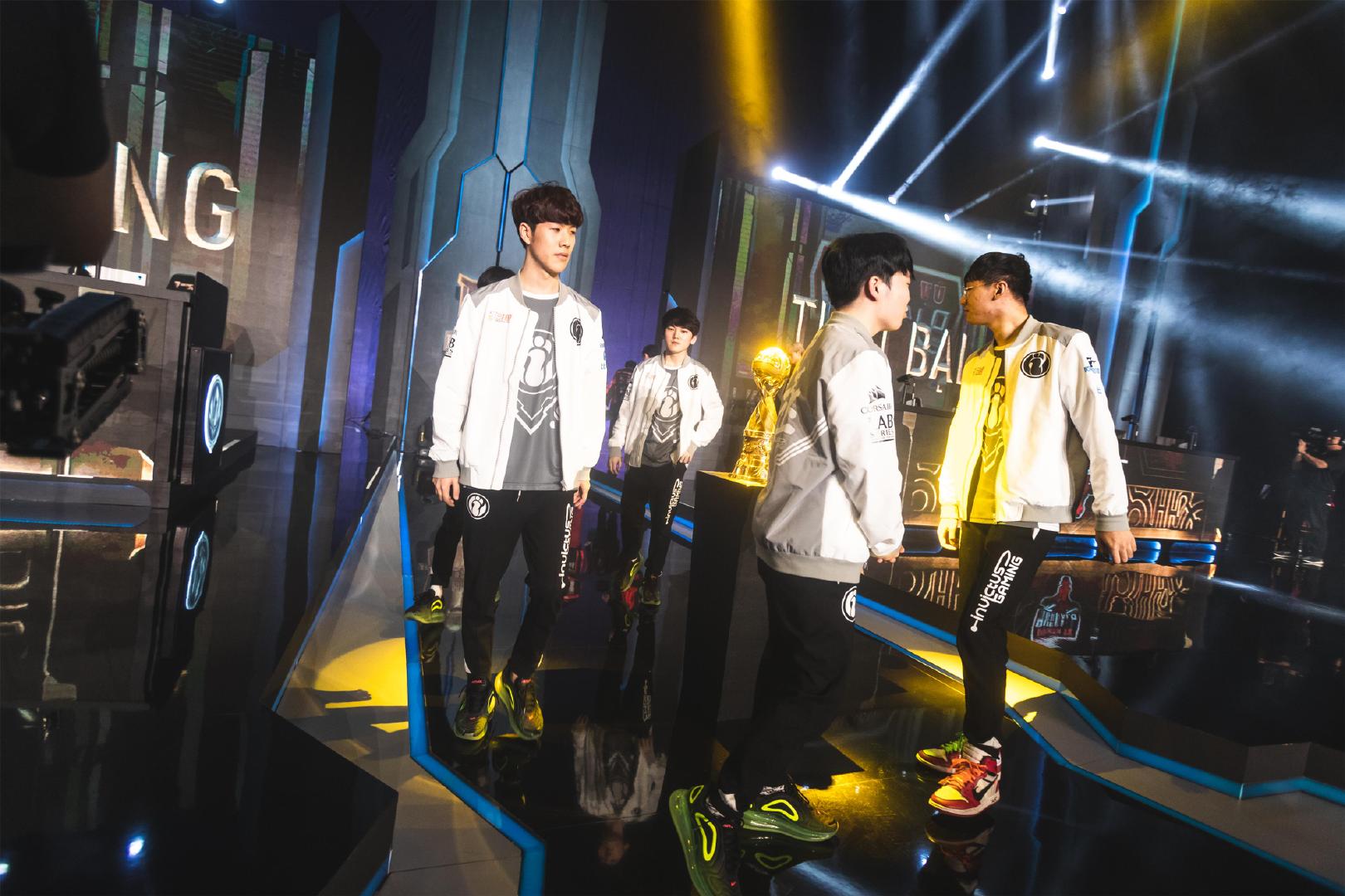 JDG赛后返图：Ruler／Missing互相击掌，Knight与Kanavi握手庆祝