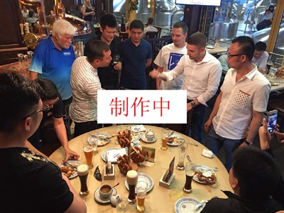 路为轴心围